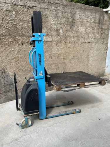 Empilhadeira Semi Elétrica. Eleva até 3,4m de altura 