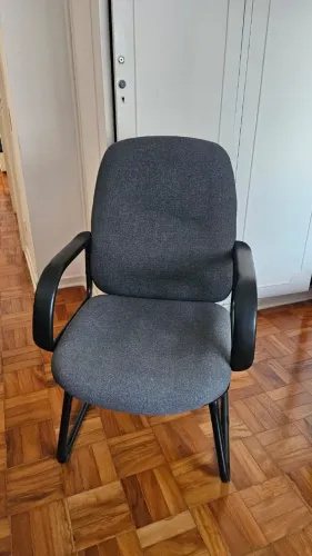 Cadeira de escritório fixa estofada