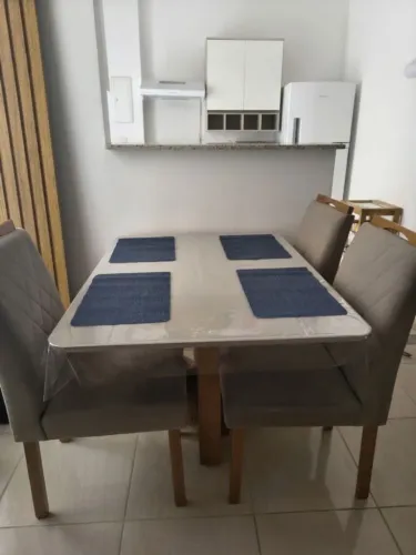 Vendo mesa de jantar 4 lugares