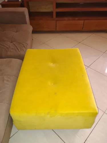 2 Puffs amarelo mostarda com allgumas mofadas