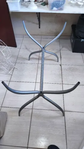 Base de mesa em ferro cor cinza metálico fosco