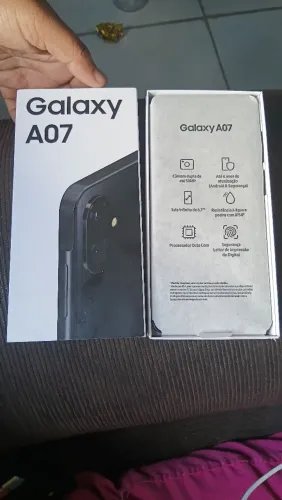 Um celular novo na caixa por 900 quem quiser mim chama no zap *00