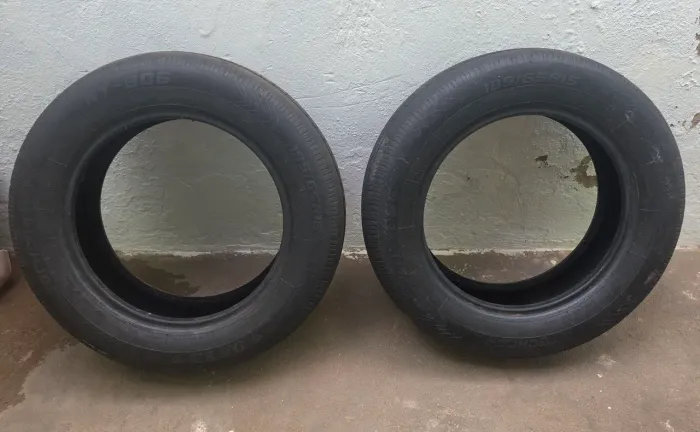 Vendo 2 pneus em bom estado. Aro 185/65/15