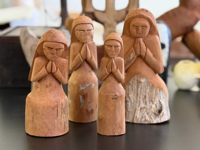 Arte popular. 4 beatas. Esculturas.