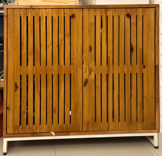 Buffet industrial, em madeira natural com pés de alumínio branco