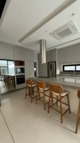 Casa de condomínio para venda tem 214 metros quadrados com 3 quartos