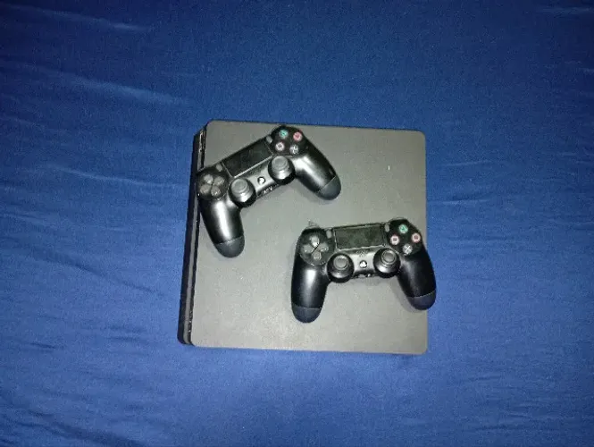 Playstation 4 usado + 2 jogos ( Marvel's Spiderman + Minecraft) + 2 controles 