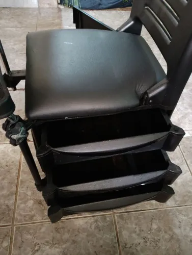 Vendo cadeira de manicure nunca usada em salão, eu fui a única dona ,em boas condições .