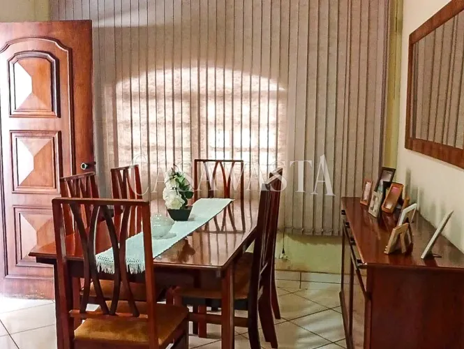 Casa Padrão no bairro Vila São Paulo (04 Dormitórios)
