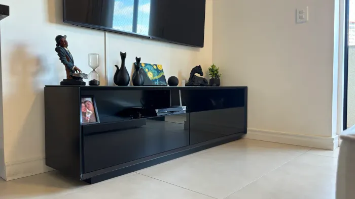  Rack de TV Tokstok Móvel na cor preta 