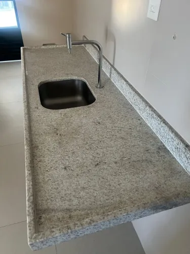 4 BANCADAS DE MÁRMORE