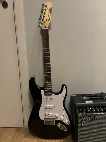 Kit Guitarra Squier Bullet Stratocaster + Amplificador Fender Frontman 20G