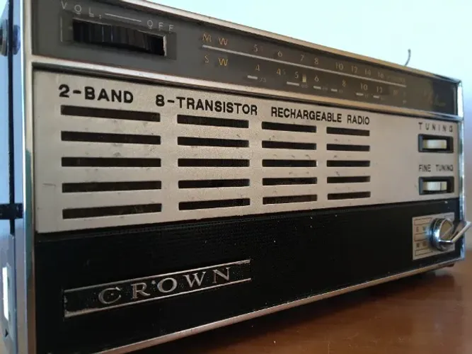 RÁDIO CROWN TR 830