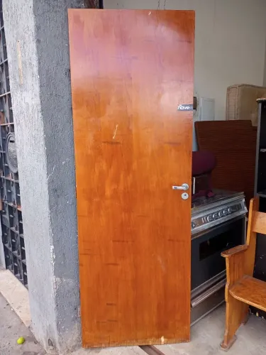 Porta em Madeira com Fechadura e maçanetas 