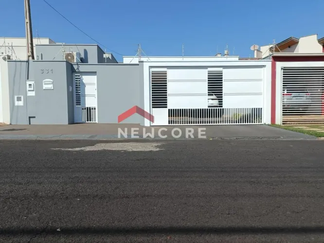 Casa em Avenida Elvira Schiavo Ianelli - Jardim Botânico - Araraquara/SP