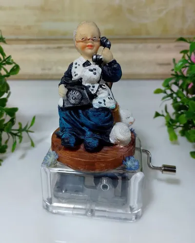 Resina Musical: Vovó ao Telefone com Gatinho.
