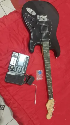 Kit Guitarra Konig Stratocaster + Mooer GE100 + Acessórios