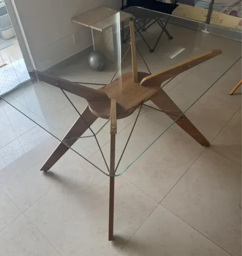 Mesa de Jantar com Tampo de Vidro e Base em Madeira - 1,20 x 0,90 m - R$ 490,00