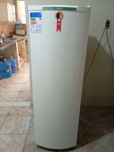 GELADEIRA CÔNSUL DEGELO NORMAL ACEITO CARTÃO DOU GARANTIA FAÇO A ENTREGA FUNCIONANDO
