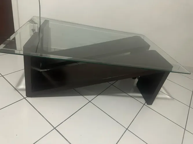 Mesa com tampo de vidro