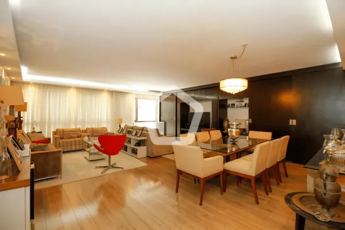 Apartamento de 3 quartos em São Paulo com iluminação natural e estilo moderno