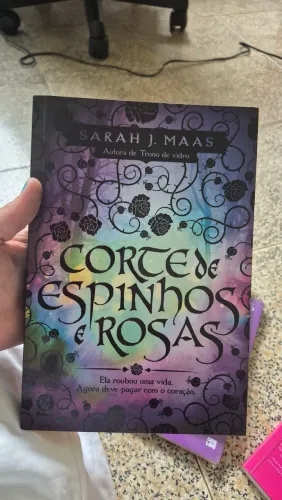 Livro cortes de espinhos e rosas vol 1