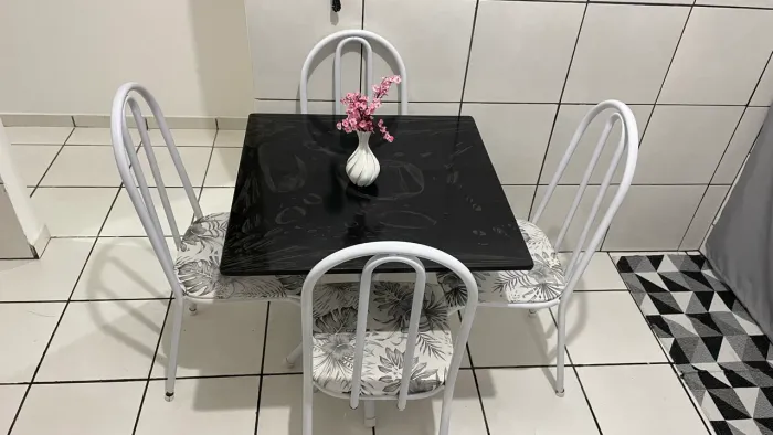 Mesa usada 4 cadeiras bairro tupi