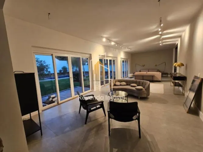MORUMBI - CASA DE 740M² COM 4 SUÍTES, SALA AMPLA, 7 BANHEIROS E 4 VAGAS.