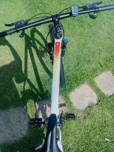 Bicicleta Aro 29 Cripto 24 Marchas Freios Disco e Suspensão Pneu Faixa Bege