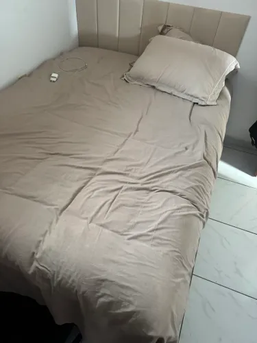 Uma cama de casal 