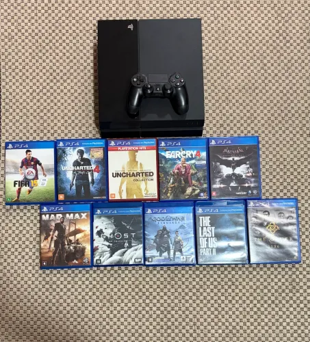 PlayStation 4 - 500gb com 10 jogos fisicos