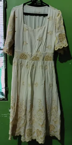 Vestido bordado bege, M