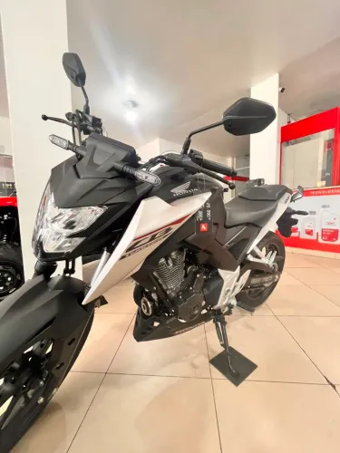 Promoção de CB 300 Twister