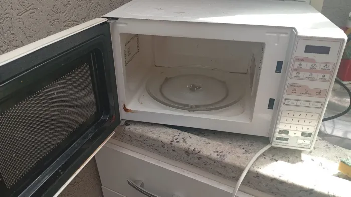 Microondas Midea 20 litros<br>180,00