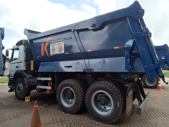 CAMINHÃO BASCULA VOLVO 6X4 - IMPECÁVEL