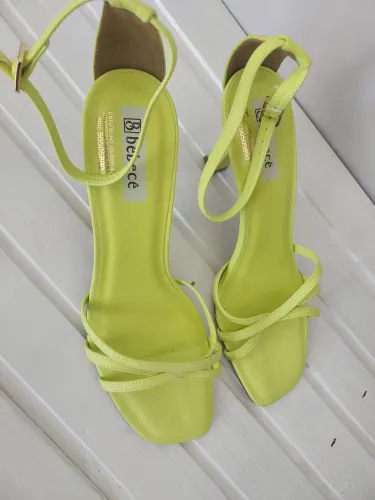 sandália Bebecê de tiras finas, salto alto e cor verde-limão.