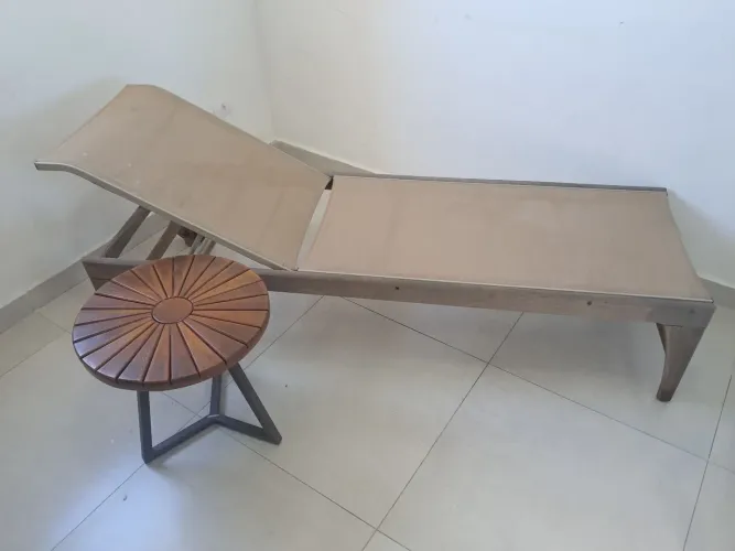 Espreguiçadeira Pier da Marca Lovato, estruturado em aluminio e madeira Cumaru. 