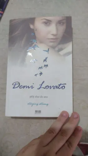 LIVRO: 365 DIAS DO ANO - DEMI LOVATO