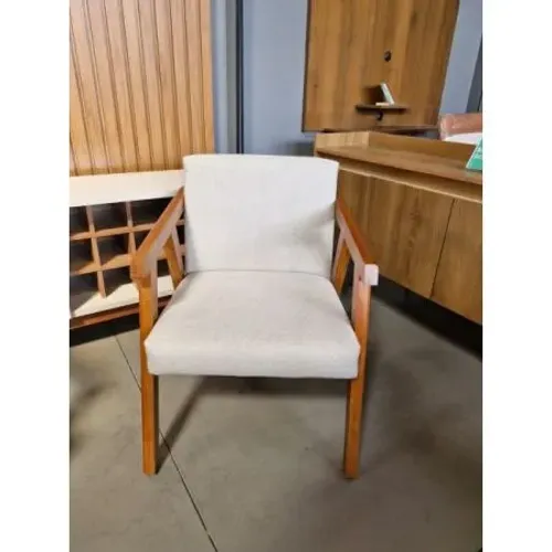 Poltrona Quality de Madeira  Bege