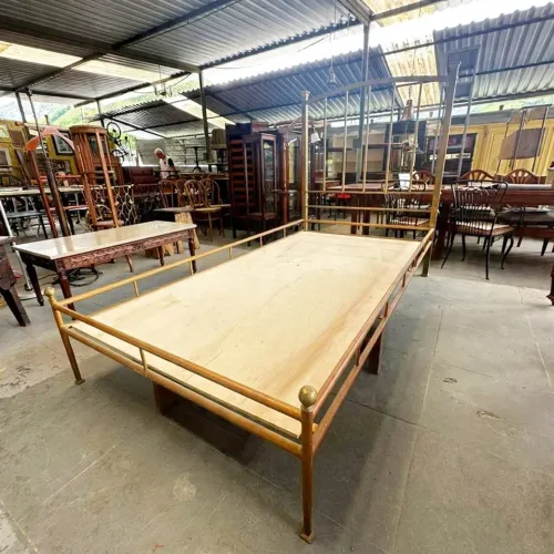 Cama solteiro em metal 