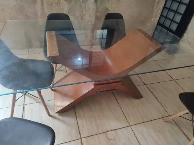 mesa de jantar de madeira com tampo de vidro +5 cadeiras