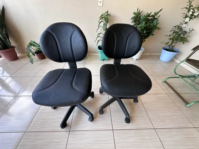 Duas cadeiras de escritório R$:350 com entrega wattszap: *