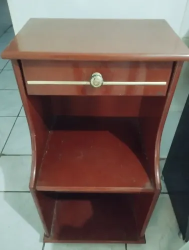 Mesinha de cabeceira de cama.