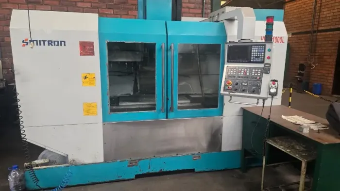 Centro de Usinagem Sinitron  VMC-1000 L