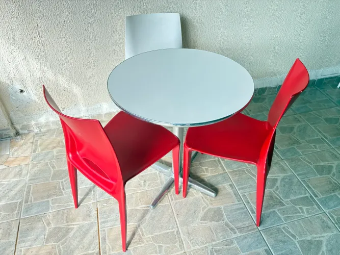 Conjunto Mesa Bistrô 70cm + 3 Cadeiras 2 Vermelhas 1 Branca - Lanchonete / Varanda