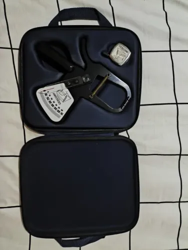 Cescorf Adipômetro/Plicômetro Clínico Tradicional + Trena Antropométrica + Estojo - R$ 450