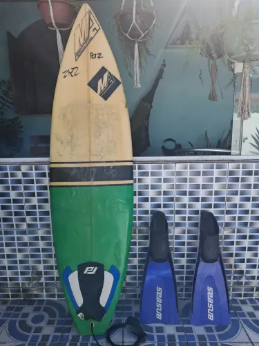 prancha de surf e pé de pato vendo 