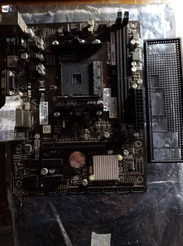 Biostar A320MH (1 USB não funciona, resto ok)