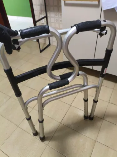Andador metal flexível 