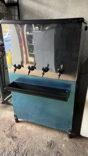 Bebedouro industrial de 4 torneiras